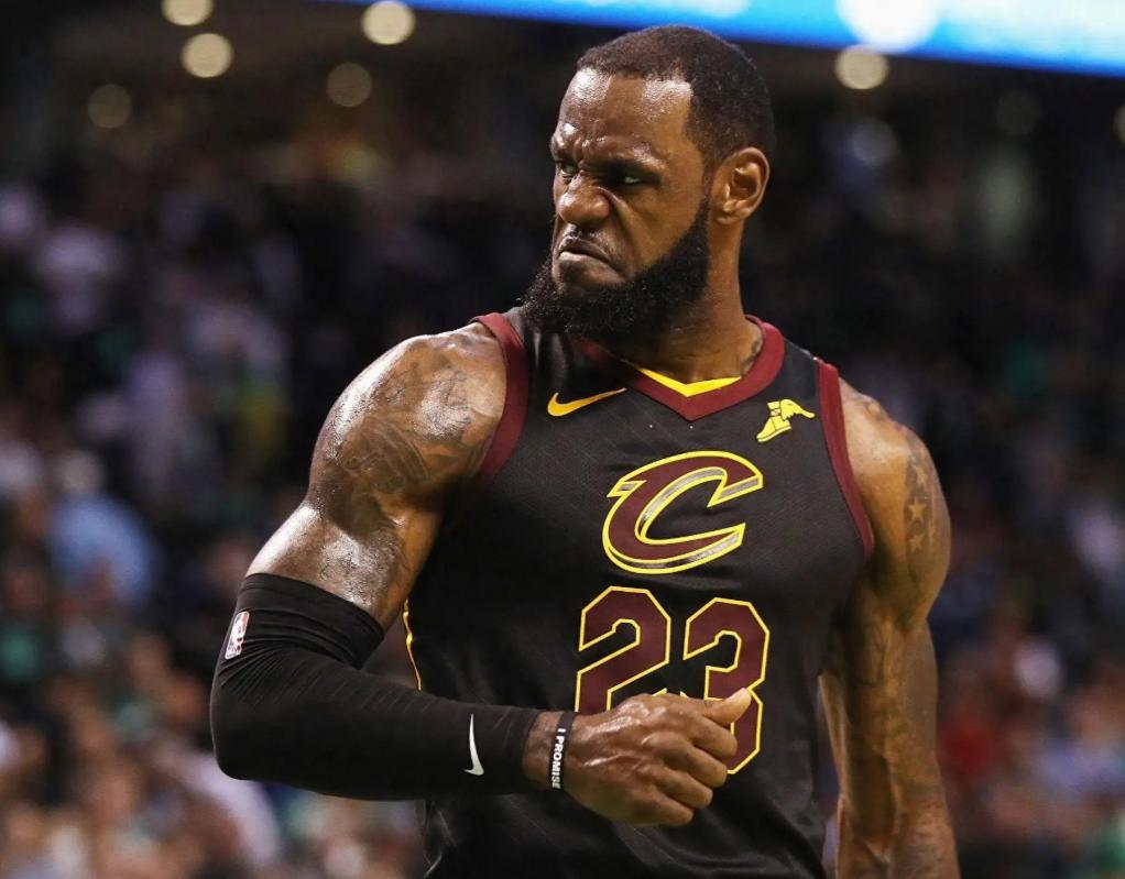 开云体育-詹姆斯在利物浦比赛中高光表现，战术调整引发热议！的简单介绍